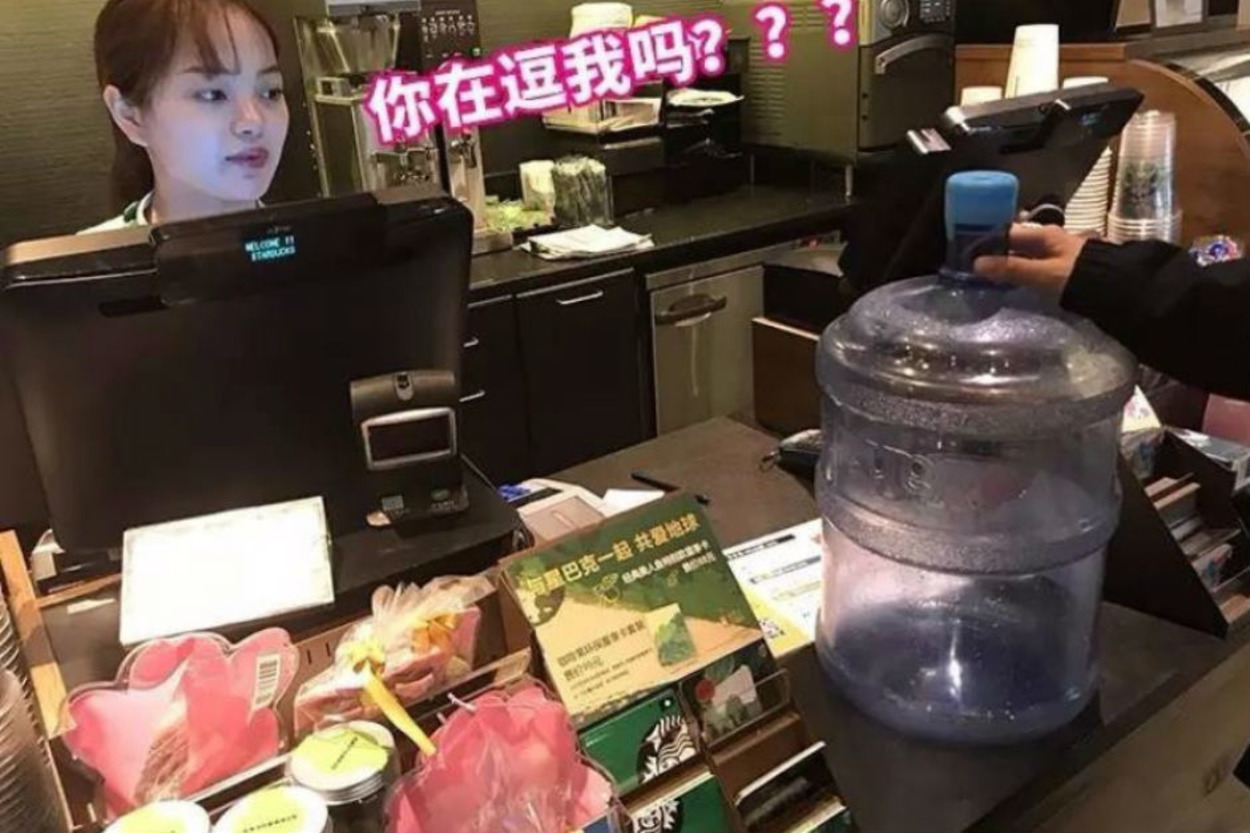 "Kendi Kupanı Getir" Gününde Starbucks'ı Acımasızca Trollemeye Çalışan Çinliler