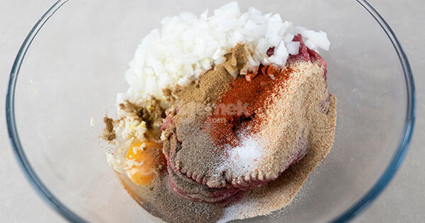 kiremitte-soslu-kofte-asama3-yemekcom