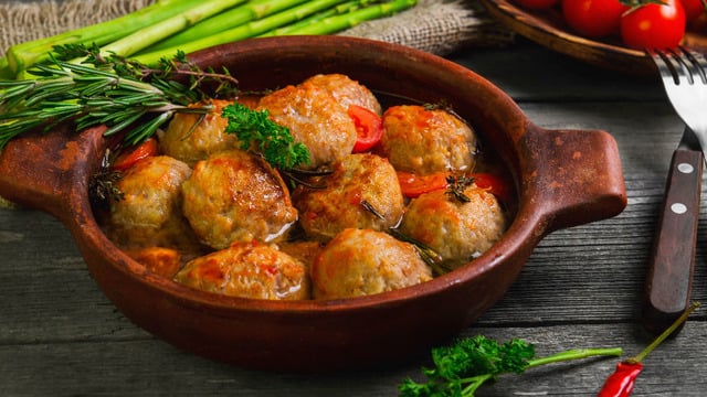 Ekmek Banmalık: Güveçte Köfte