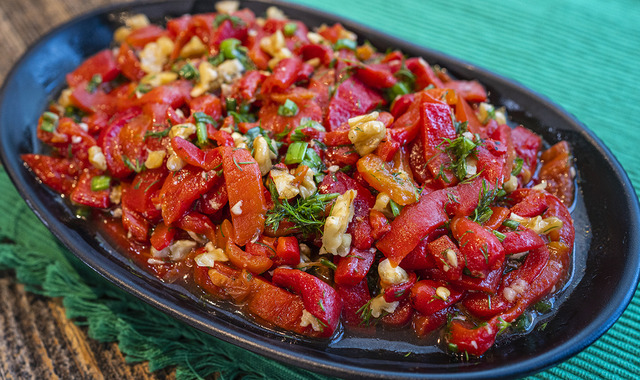 Leziz Sosuyla: Közlenmiş Biber Salatası