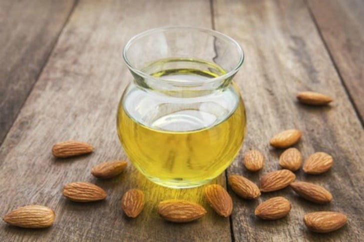 https://beauty.onehowto.com/article/how-to-use-sweet-almond-oil-on-your-hair-1693.html | beauty.onehowto