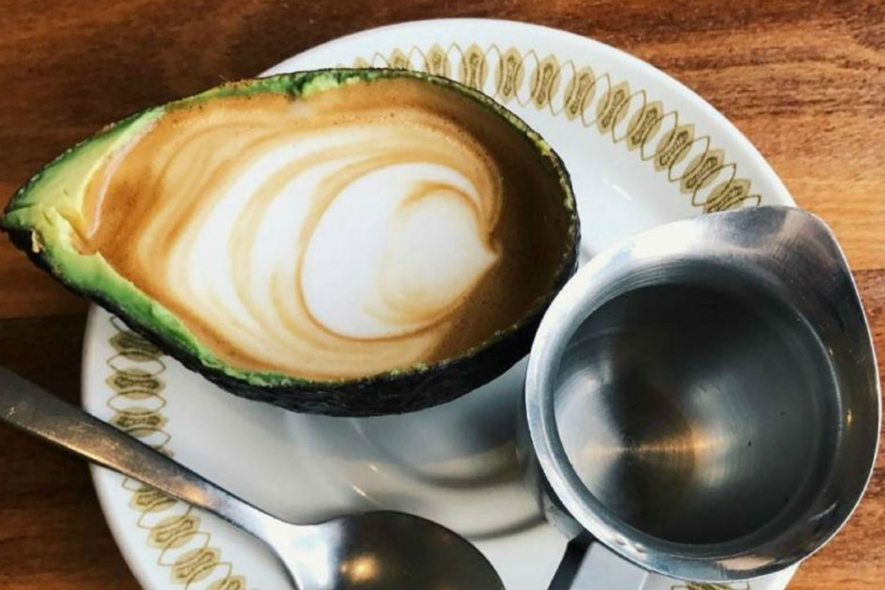 Daha Neler Göreceğiz: Bir Acayip Yeni Trend Avokado İçinde Latte