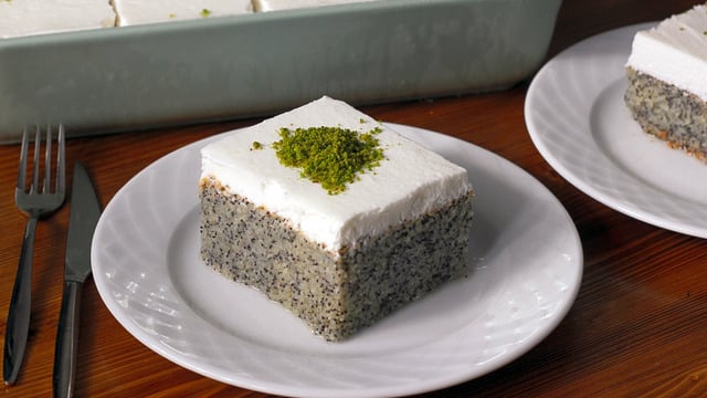 Bir Dilim Daha: Haşhaşlı İrmik Tatlısı