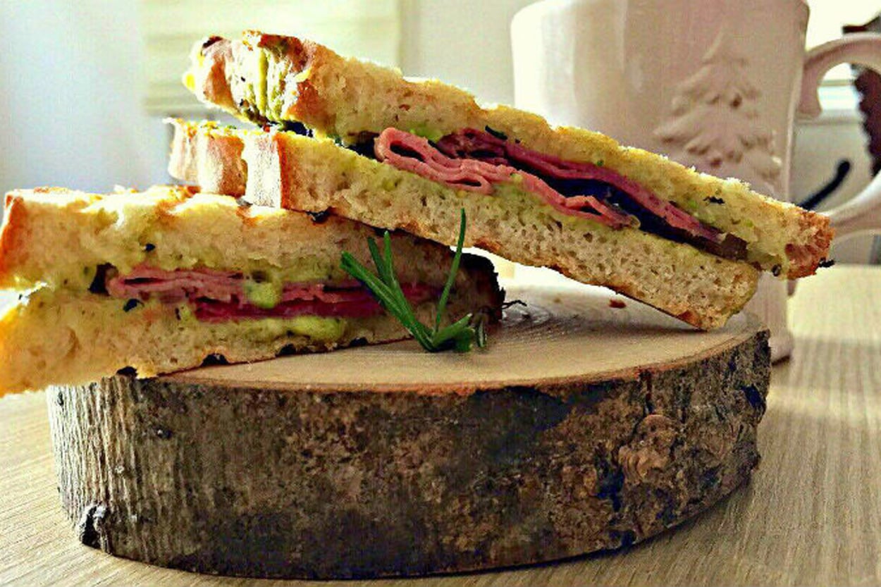 Yersin: Ezine Peynirli Pesto Soslu, Füme Etli Tost