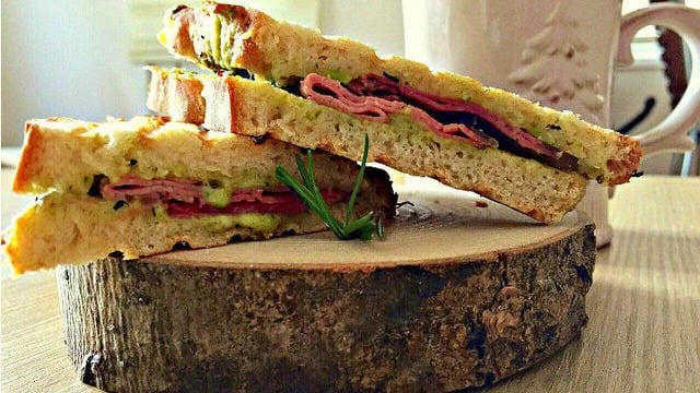 Yersin: Ezine Peynirli Pesto Soslu, Füme Etli Tost