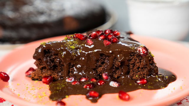 Sadece 1 Yumurtayla: Tavada Soslu Kakaolu Hızlı Kek