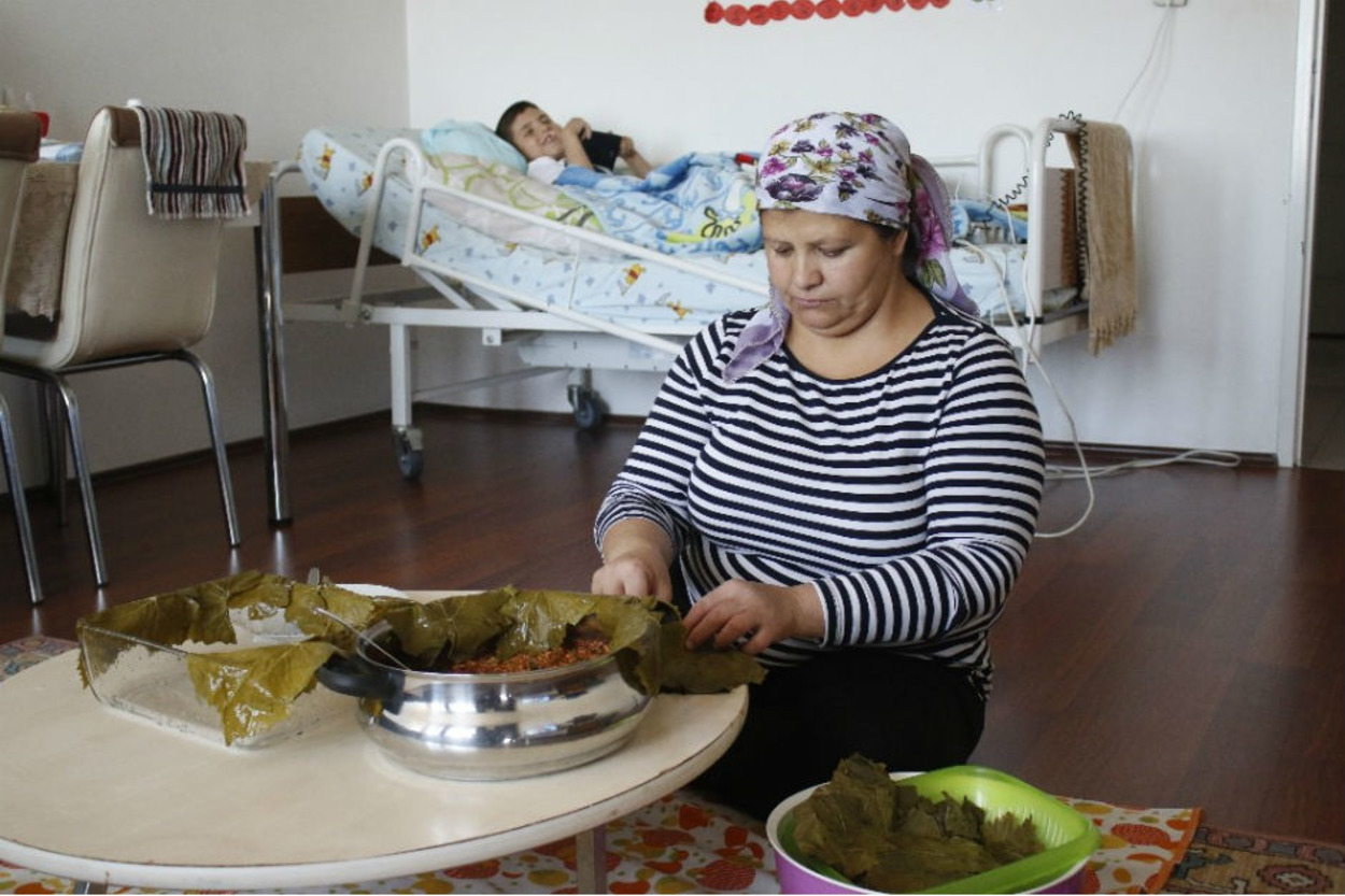 Hasta Oğlunun Tedavisi İçin Yaprak Sarması Yapıp Satan Fedakar Semra Anne