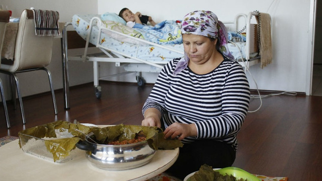 Hasta Oğlunun Tedavisi İçin Yaprak Sarması Yapıp Satan Fedakar Semra Anne