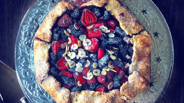 Havalı Tatlı: Karadut ve Çilekli Galette