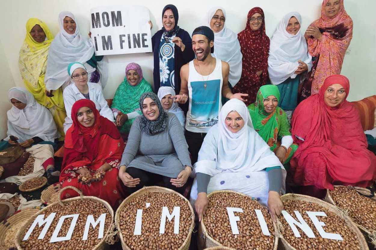Dünyayı "Anne Ben İyiyim" Pankartıyla Gezerek Gülümseten Ana Kuzusu Gezgin