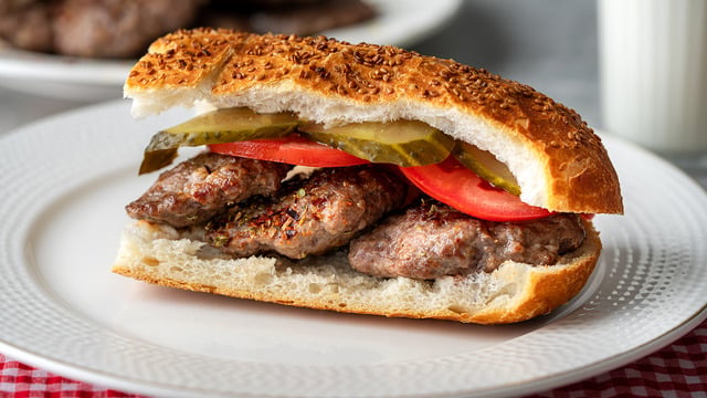 Hazırı Gibi: Ekmek Arası Köfte