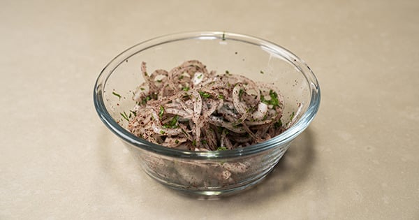 sumakli-sogan-salatasi-asama7-yemekcom