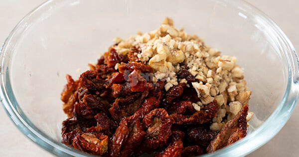 kuru-domates-salatasi-asama4-yemekcom