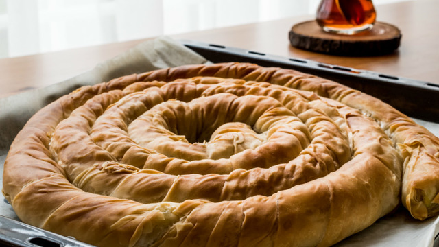 El Emeği Göz Nuru: El Açması Patlıcanlı Börek