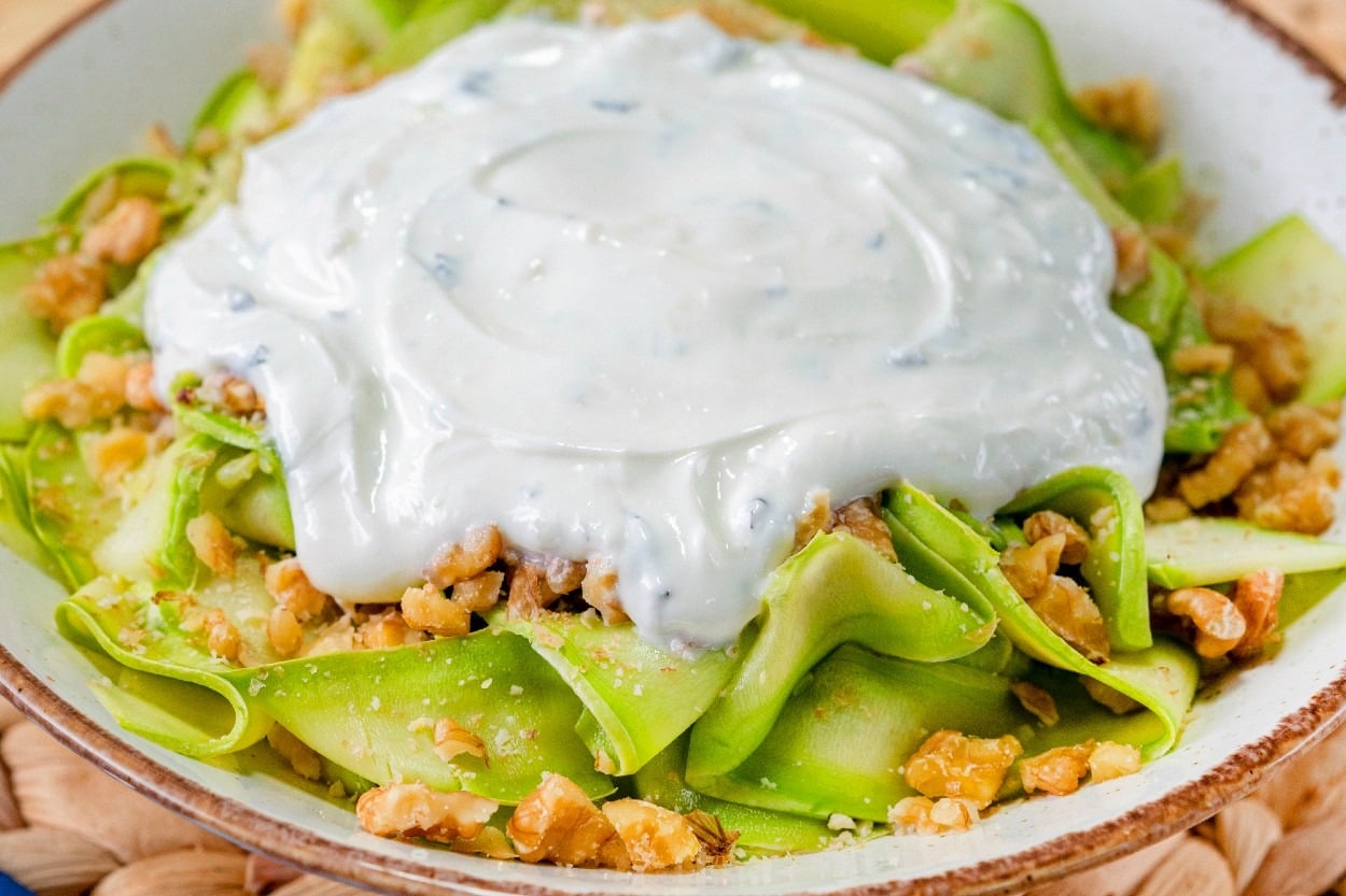 Hem de Cevizli: Yoğurtlu Kabak Salatası