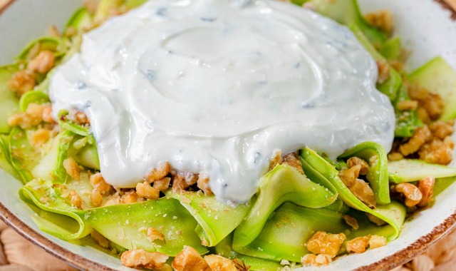 Hem de Cevizli: Yoğurtlu Kabak Salatası