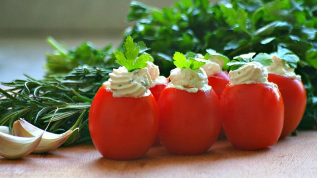 Çok Şık Üstelik: Labne Peyniri Dolgulu Domates