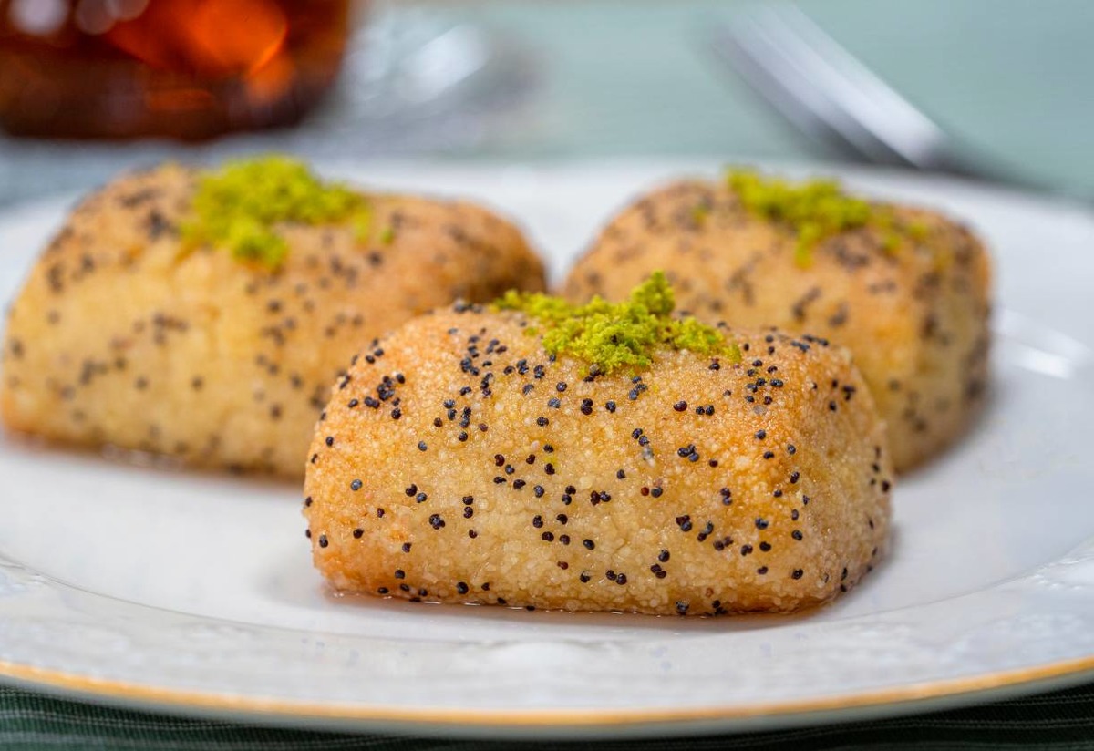 Çatalda Dağılan: Şerbetli İrmik Kurabiyesi Tarifi