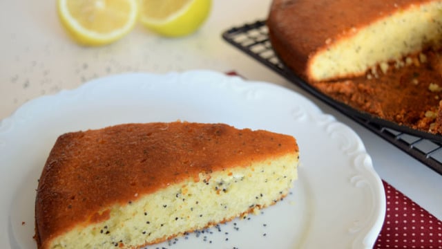 Üzerinde Limon Şerbetiyle: Limonlu Haşhaşlı Kek