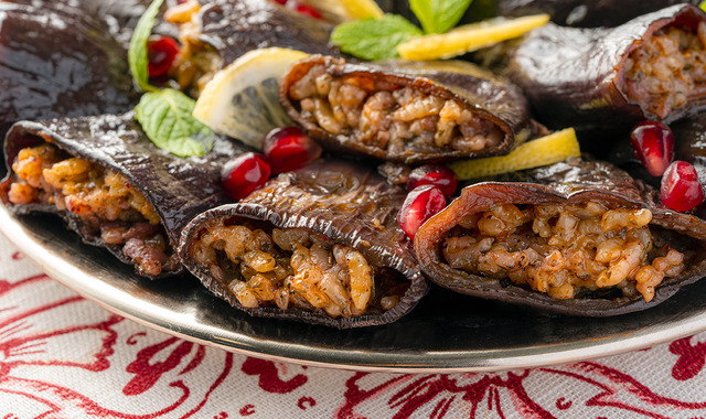 Ekşili: Zeytinyağlı Kuru Patlıcan Dolması