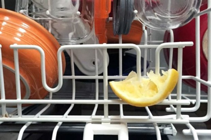 Neden Bulaşık Makinesini Çalıştırırken İçine Limon Kabuğu Koymalısınız?