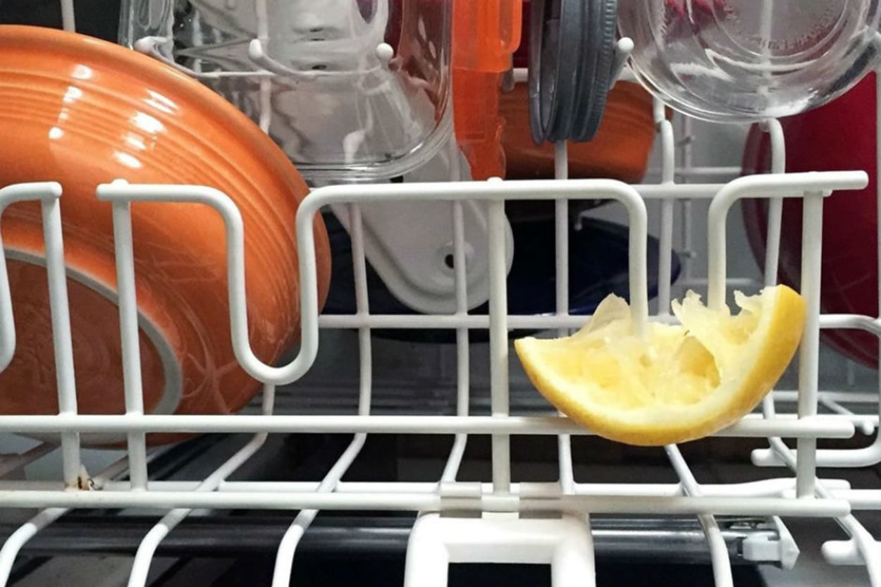 Neden Bulaşık Makinesini Çalıştırırken İçine Limon Kabuğu Koymalısınız?