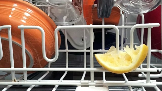 Neden Bulaşık Makinesini Çalıştırırken İçine Limon Kabuğu Koymalısınız?