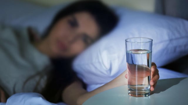 Neden Yatarken Baş Ucunuza Koyduğunuz Suyu Asla İçmemelisiniz?