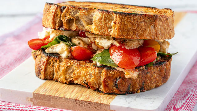 Dopdolu: Mozzarella ve Domatesli Sandviç