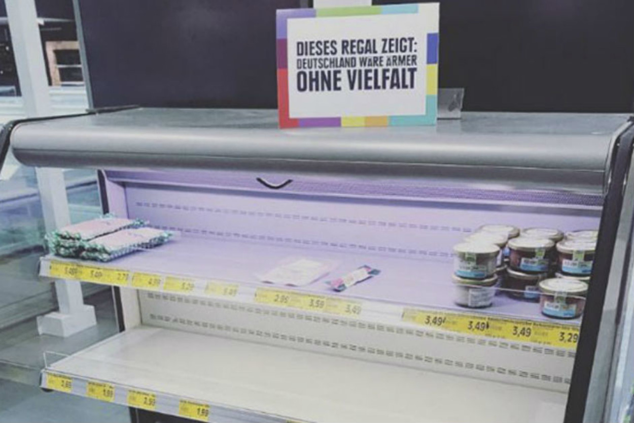 Irkçılığa Dikkat Çekmek İçin Raflardaki Yabancı Ürünleri Kaldıran Süpermarket