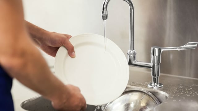 Neden Bulaşıkları Bulaşık Makinesine Koymadan Önce Elde Yıkamamalısınız?