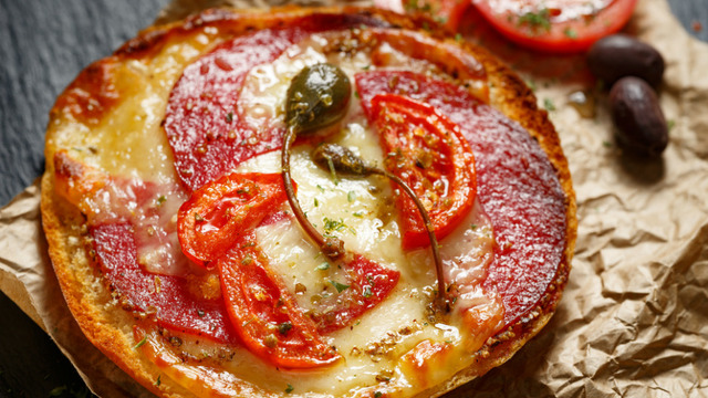 Fırın Başında Bekletir: Sucuklu Açık Tost
