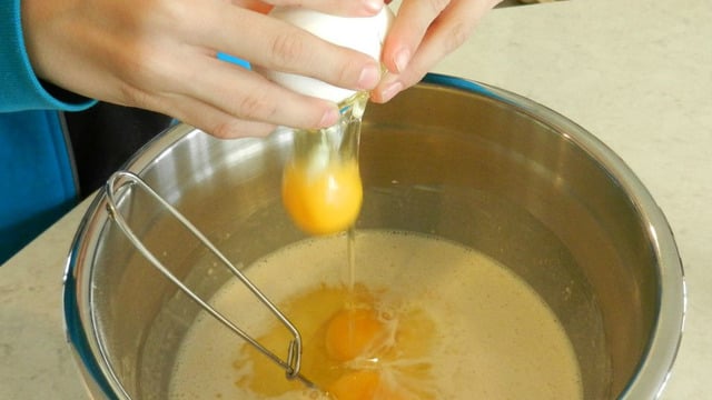 Yumurta Tatlıların ve Yemeklerin İçinde Neden Kokar, Kokusu Nasıl Azaltılır?