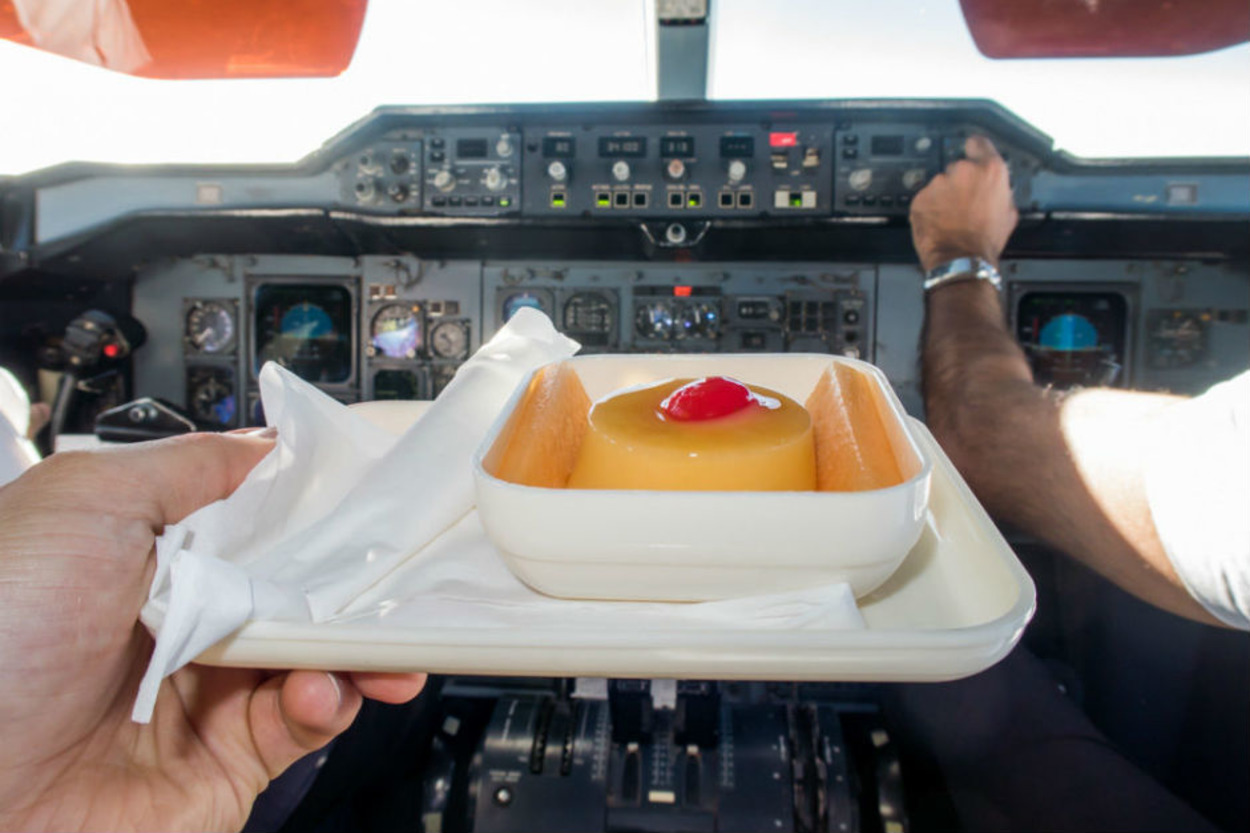 Neden Uçaklarda Pilot ve Yardımcı Pilotlar Asla Aynı Yemeği Yemez?