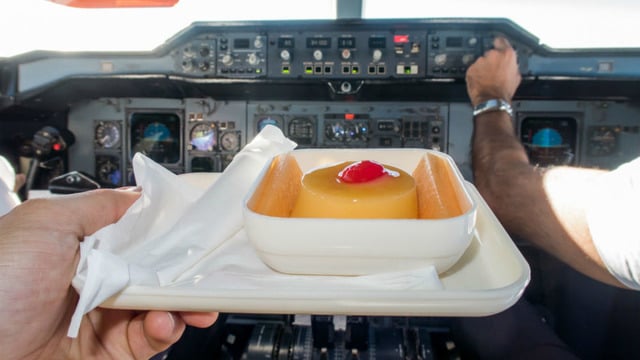 Neden Uçaklarda Pilot ve Yardımcı Pilotlar Asla Aynı Yemeği Yemez?