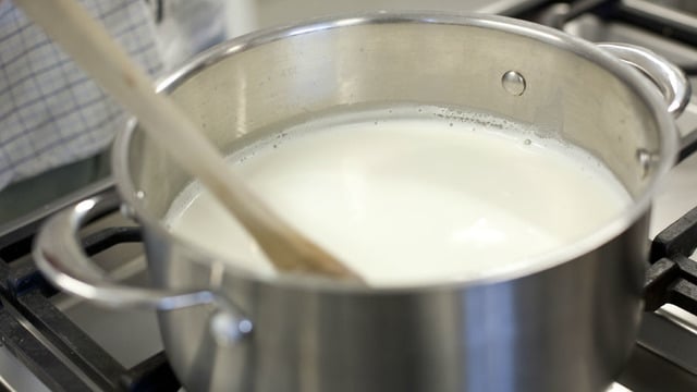 Kolayı Var: Süt Kaynatırken Dibinin Tutmaması İçin Ne Yapılır?
