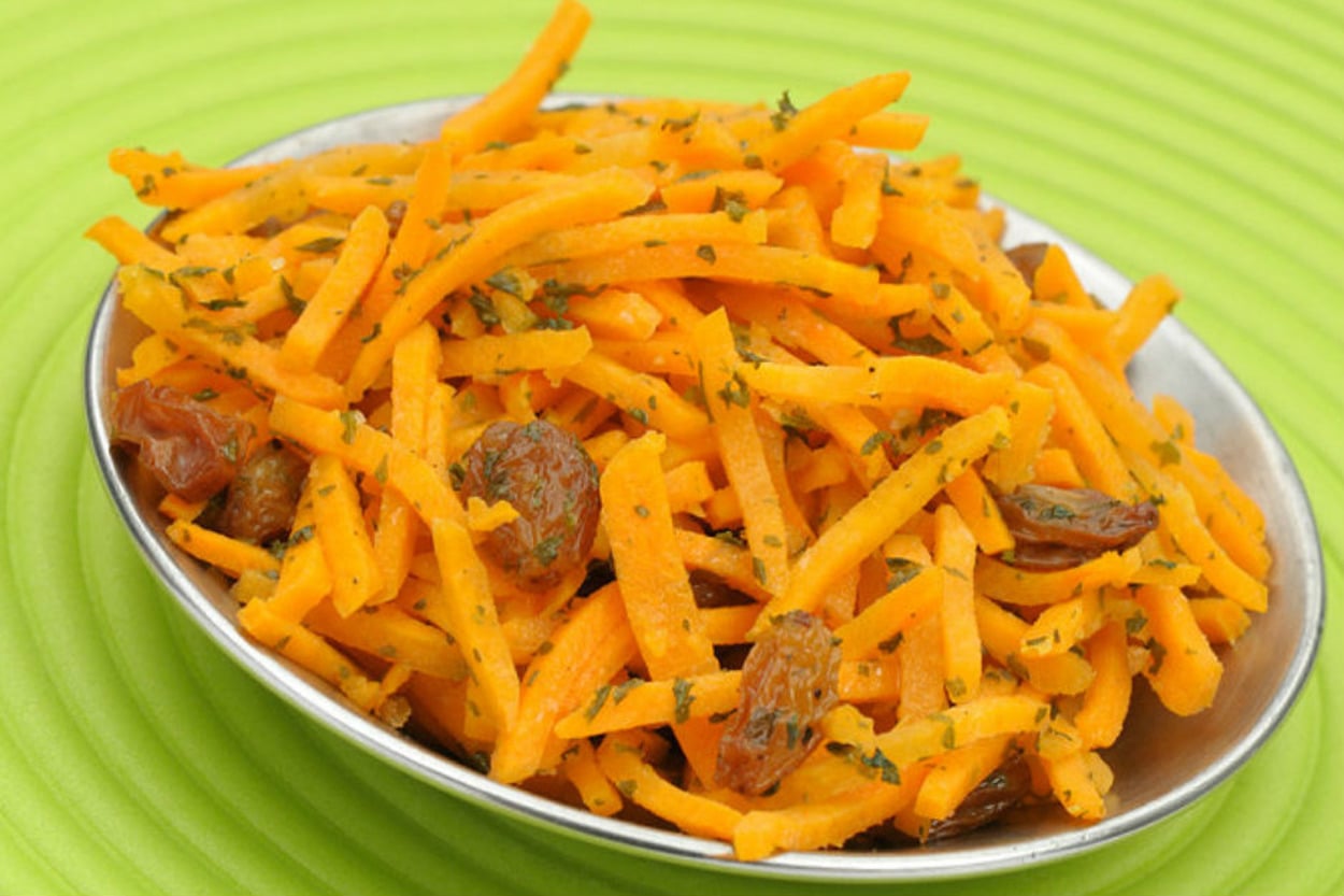 Tatlı-Ekşi Sevenlere: Kuru Üzümlü Havuç Salatası