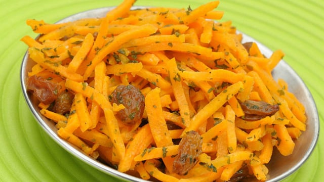 Tatlı-Ekşi Sevenlere: Kuru Üzümlü Havuç Salatası