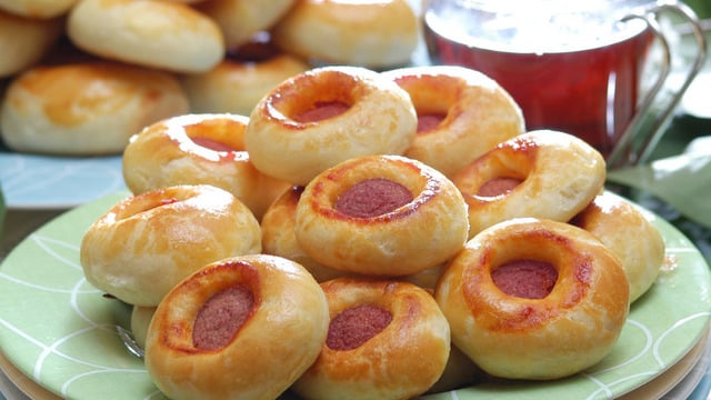 Demli Çayın Yanına: Sosisli Mini Poğaça