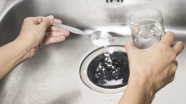 Mutfak Lavabosundan Gelen Kötü Kokuları Yok Edecek 7 Harika Pratik Bilgi