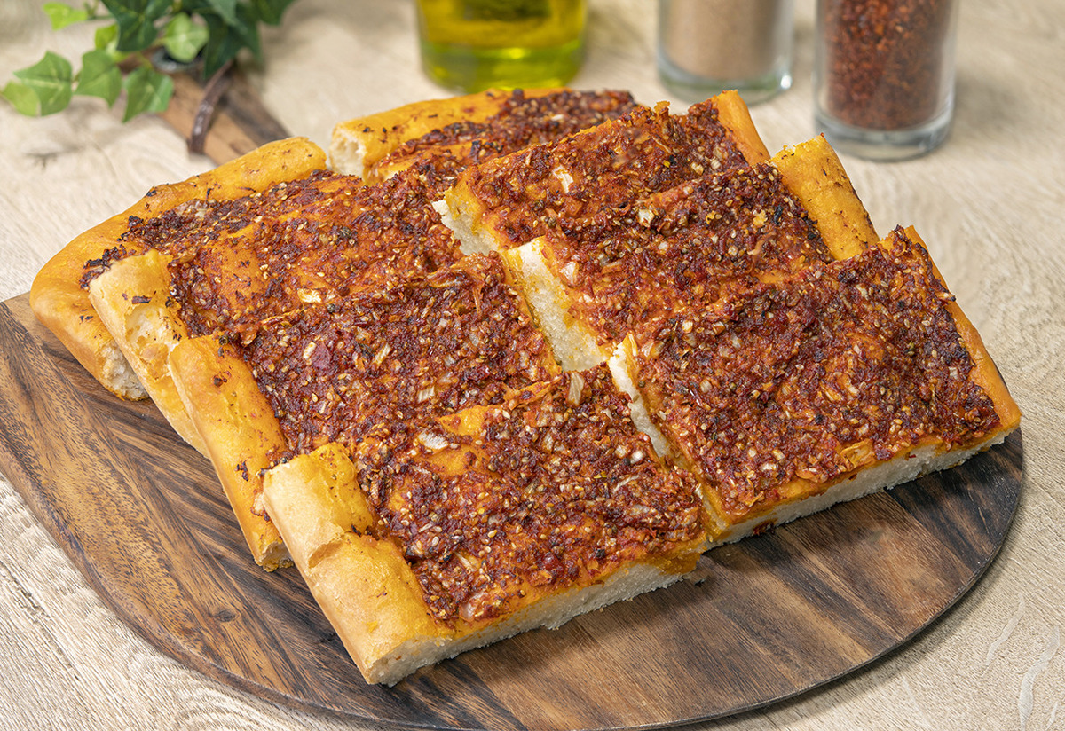 En Pratik Haliyle: Tepside Biberli Ekmek Tarifi