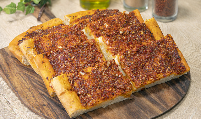 En Pratik Haliyle: Tepside Biberli Ekmek