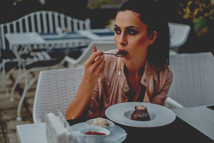 kafede-sufle-yiyen-kadin