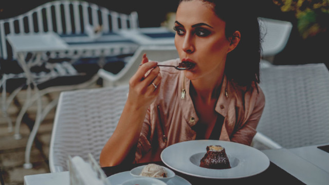 Hafızasını Kaybeden Sevgilisini Bir Sufleyle Kendine Yeniden Aşık Eden Adam
