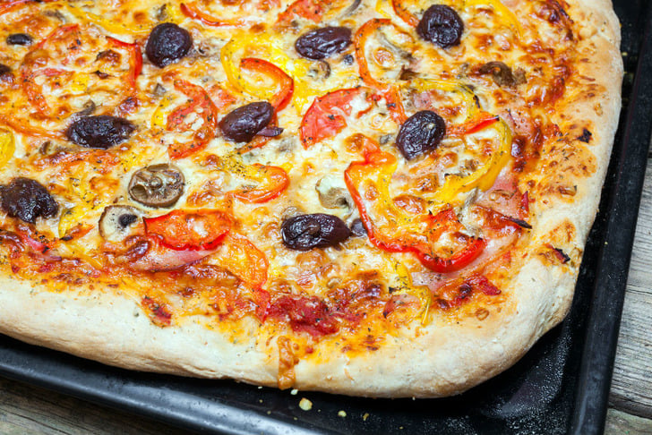 Tepside Karışık Pizza Tarifi