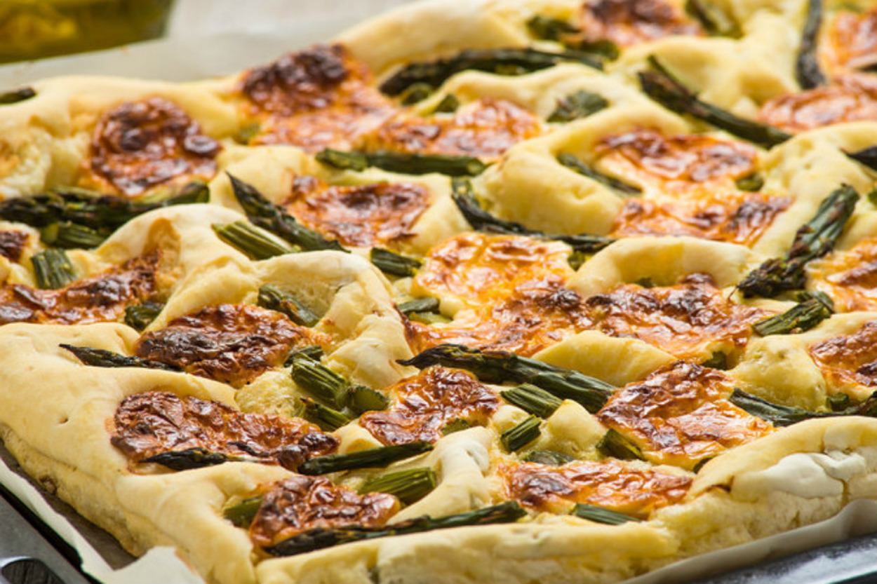 Sarı ve Yeşilin Uyumu: Kuşkonmazlı ve Cheddar Peynirli Pizza