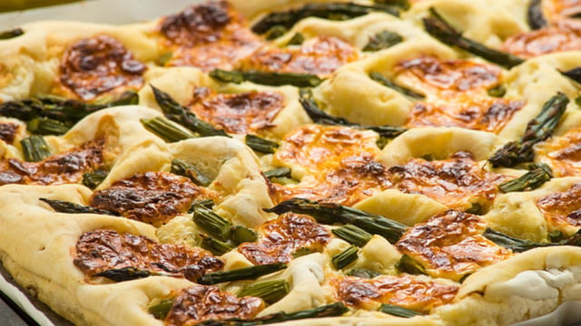 Sarı ve Yeşilin Uyumu: Kuşkonmazlı ve Cheddar Peynirli Pizza