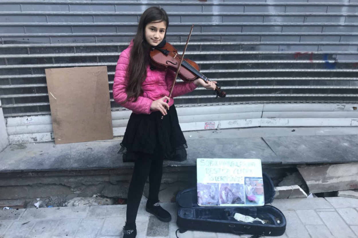Sokak Hayvanlarına Mama Almak İçin Keman Çalan 11 Yaşındaki Kalbi Güzel Tuana