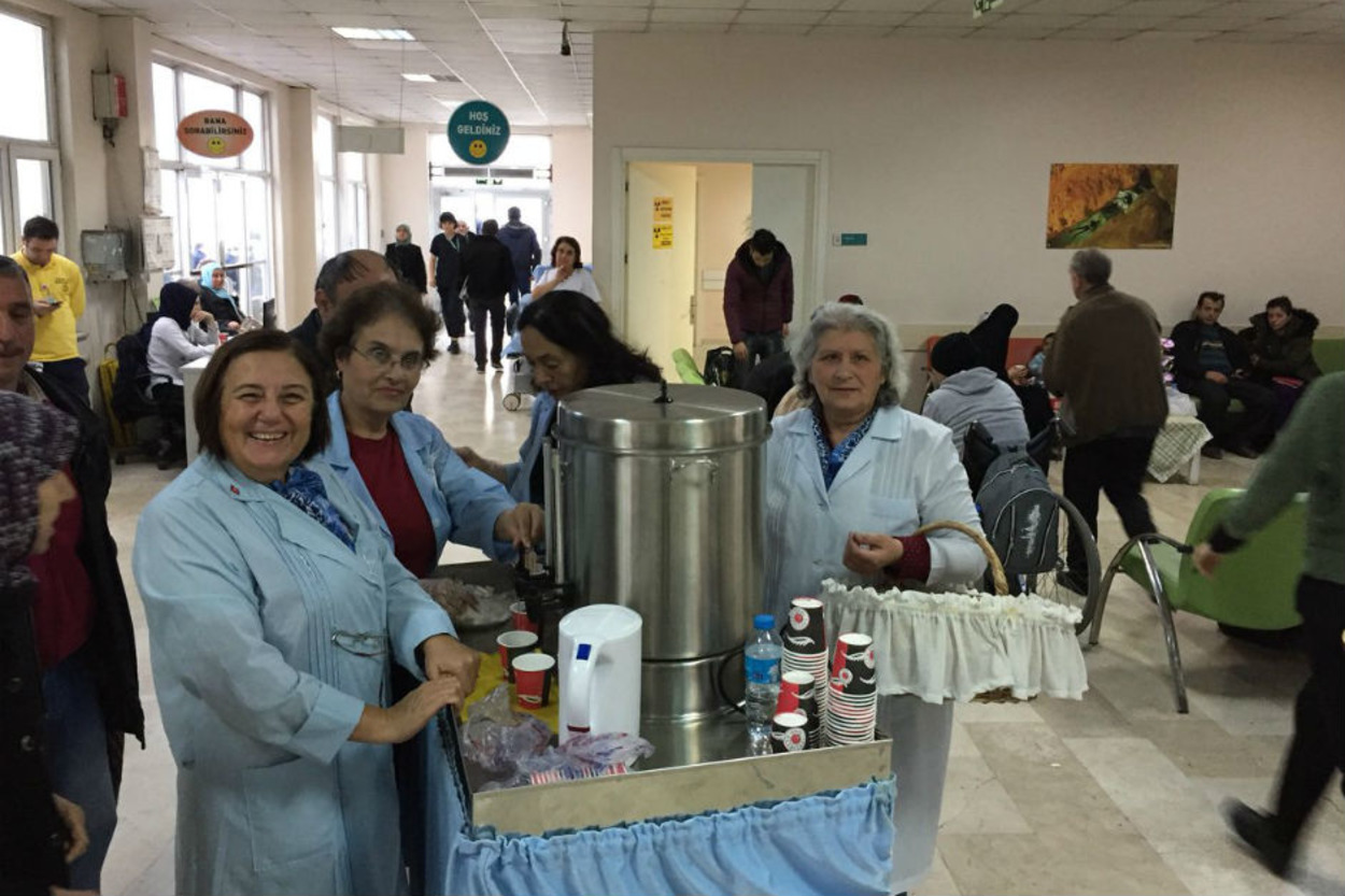 Okmeydanı Hastanesi'nde Kanser Hastalarına Ücretsiz Çay ve Simit Dağıtan Mavi Melekler