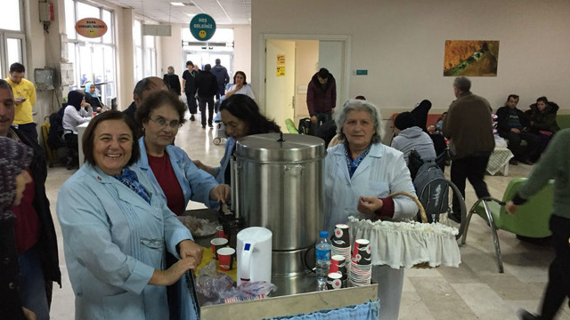 Okmeydanı Hastanesi'nde Kanser Hastalarına Ücretsiz Çay ve Simit Dağıtan Mavi Melekler